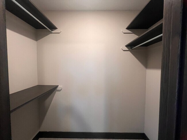 Building Photo - Four Bedroom Duplex in Caledonia!