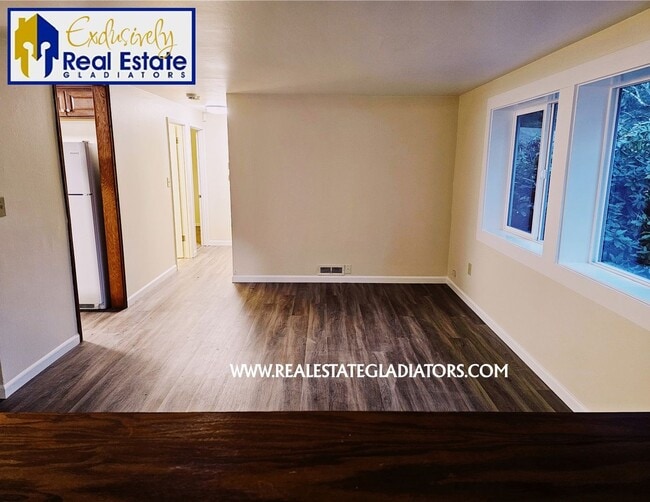 Building Photo - Pet Friendly Fresh 3 bed 2 bath with fully fenced yard