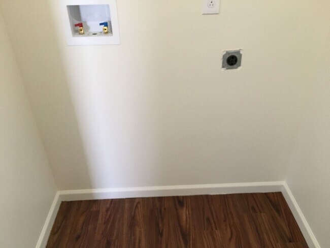 Building Photo - Lakeview Drive Bell 2503-2507 (Tri-plex)