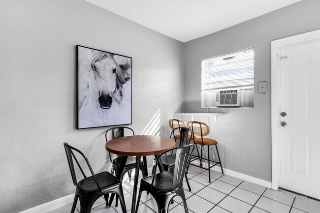 Building Photo - 105 SW 5th Ct