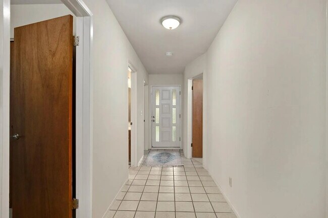 Building Photo - "Charming 3-Bed, 2-Bath Oasis in Capitola's Prime Park Ave Location"