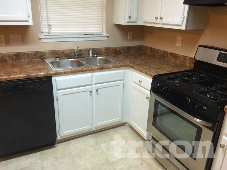 Building Photo - 8437 Glenwoods Dr