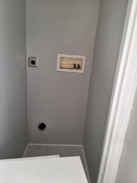 Building Photo - 207 Downs St