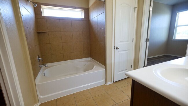 Building Photo - Spacious 5 Bedroom Home in Reserve at Westcreek