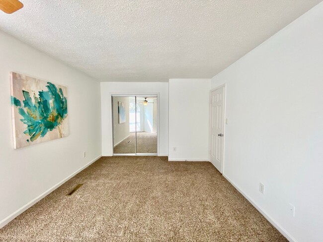 Building Photo - Updated Chimney Hill Condo Available 03-25...