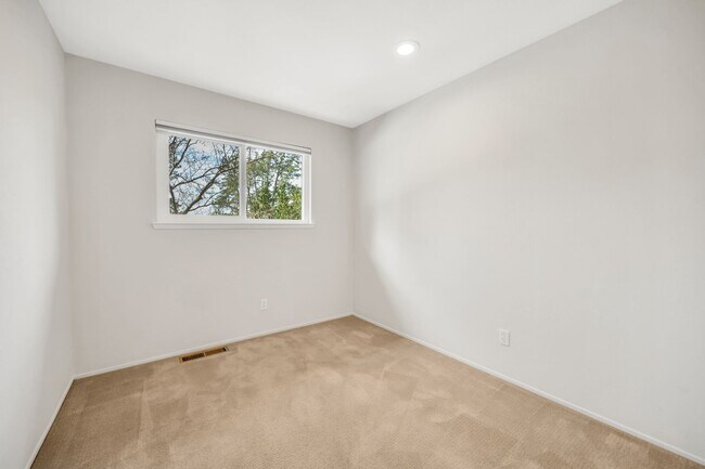 Building Photo - Spacious 4-Bedroom, 2.5-Bath Townhouse Clo...