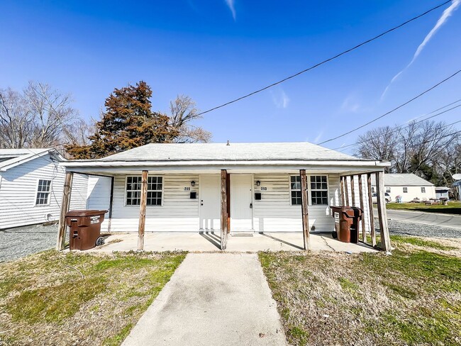 Primary Photo - 713 Robbins St