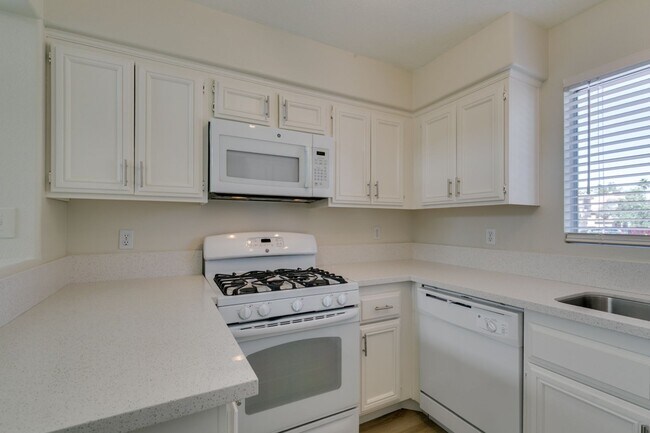 Building Photo - Charming 3-Bedroom Home in Green Valley wi...