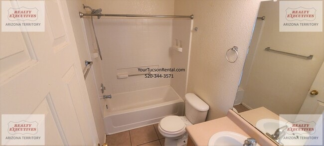 Building Photo - Valencia Rd & Headley Rd 3/2 - Coming Soon - All tile floors and updated kitchen