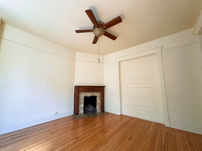 Building Photo - 4-BEDROOM DEPAUL UNIVERSITY APARTMENT – FIRST FLOOR