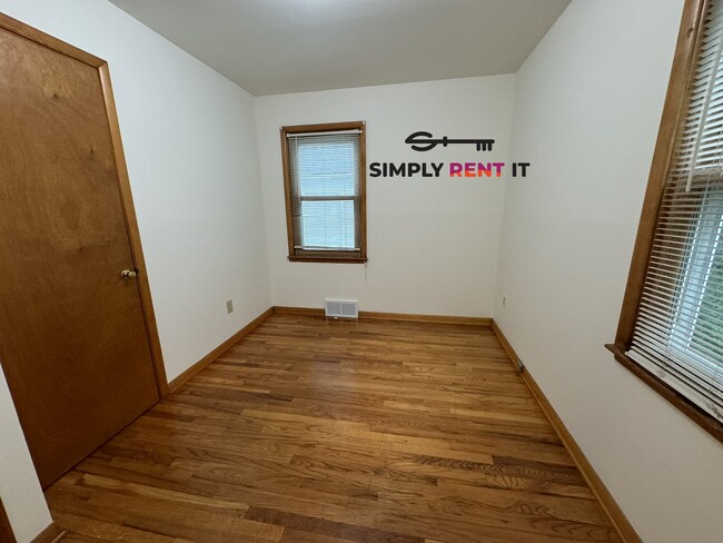 Building Photo - 4 Bedroom Near Campus with Hardwood Floors!