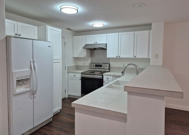 Building Photo - 3 bedroom - Move In Ready !!