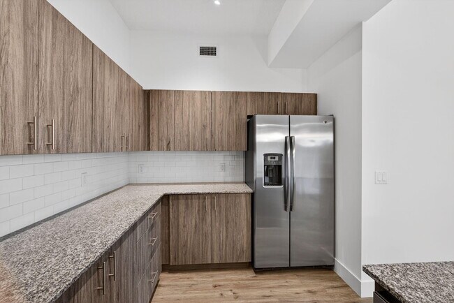 Building Photo - 225 S Latitude Cir