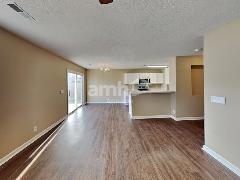 Building Photo - 4060 Longfellow Dr