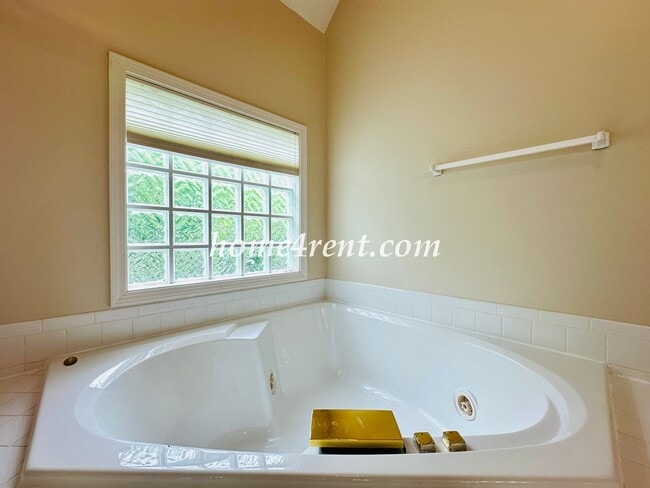 Building Photo - Exceptional 1.5 Story Home in the Prestigious Loch Lloyd Community!