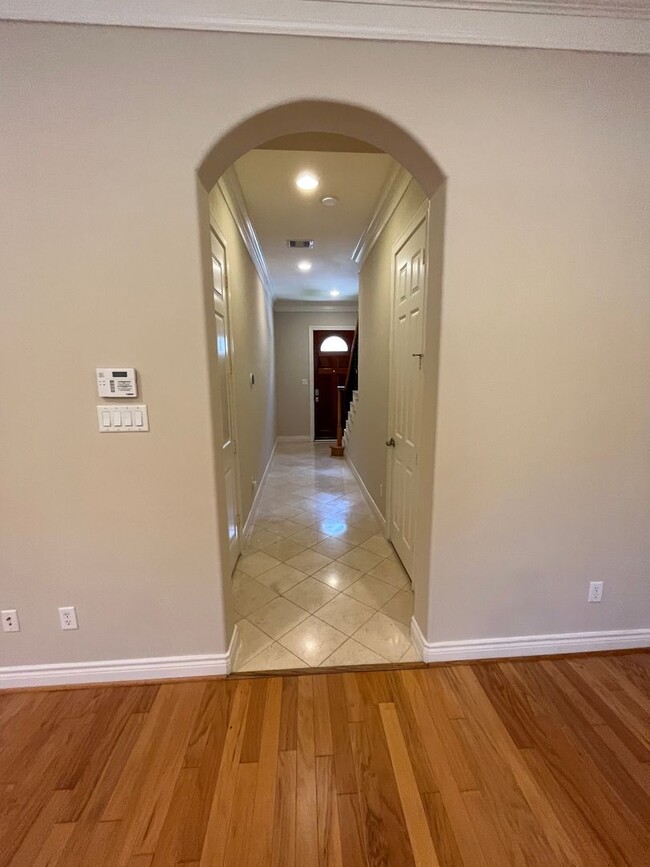 Building Photo - Wonderful 4/3.5 Townhome