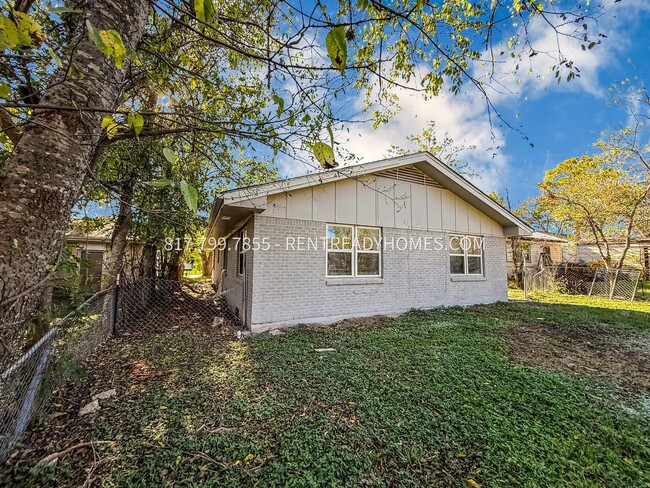 Building Photo - 1400 E 25th St