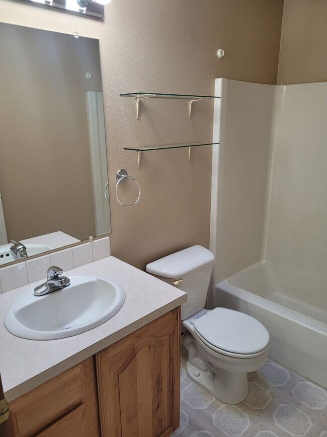Building Photo - Beautiful 3 bedroom 2.5 bath home with lar...