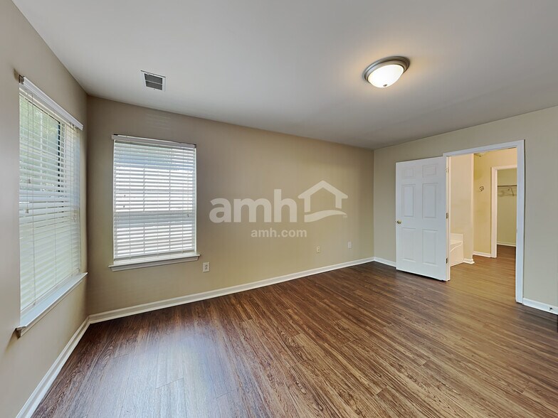 Building Photo - 103 Hawkesbury Rd