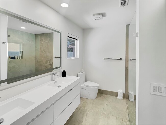 Building Photo - 54905 Avenida Diaz