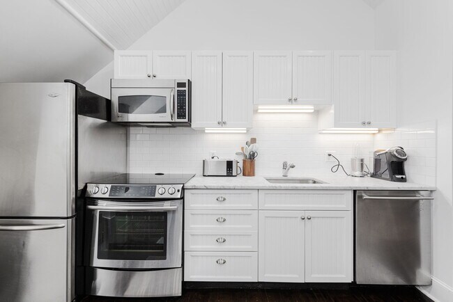 Building Photo - 8 Brenton Rd