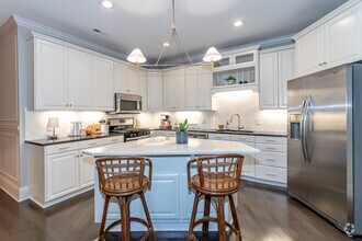 Building Photo - Dilworth home available immediately!