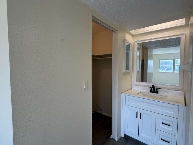 Building Photo - 2-bedroom, 2-bathroom residence located in Punta Gorda Isles