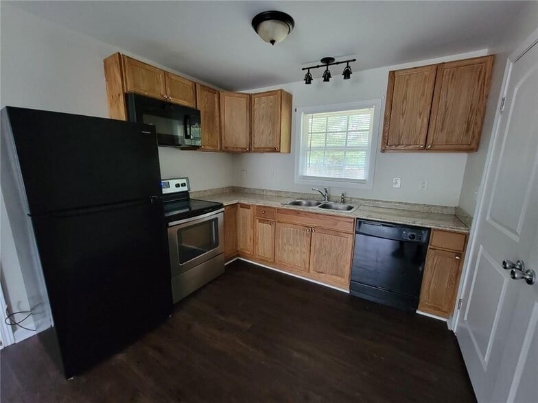Building Photo - 9167 Bent Pine Ct NE