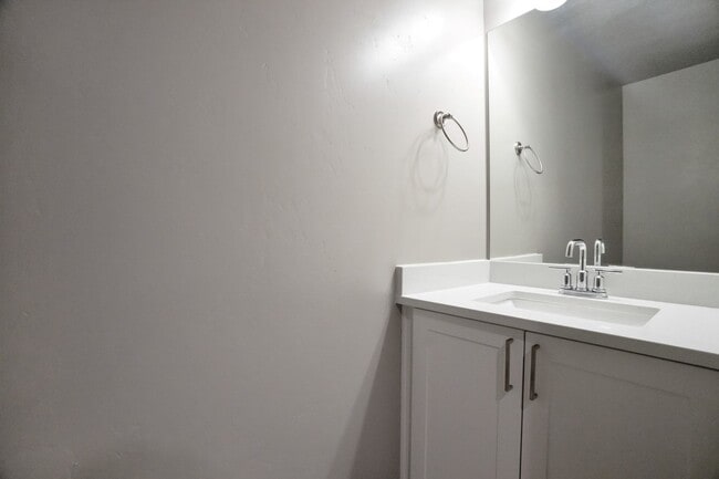 Building Photo - Beautiful 4 Bed - 3 Bath Townhome in Great Clearfield Location! Available NOW!