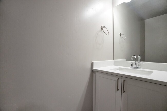 Building Photo - Beautiful 4 Bed - 3 Bath Townhome in Great Clearfield Location! Available on June 10th!