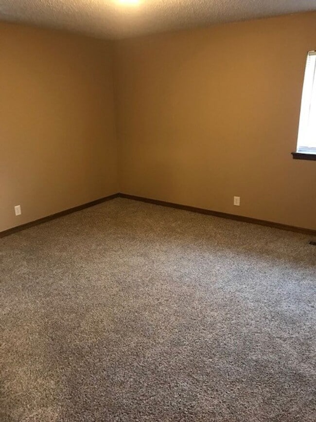 Building Photo - 3 bedroom 2 bath home