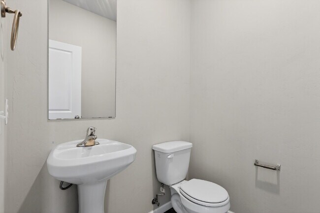 Building Photo - Spacious 4BR/2.5BA Home in El Reno — 2,213 Sq Ft, Move-In Ready