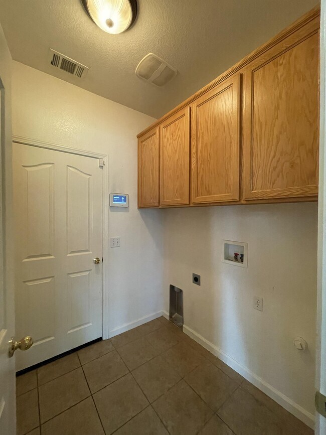 Building Photo - 2402 Deborah Dr