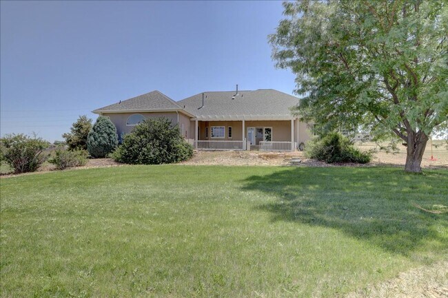 Building Photo - Amazing Custom Ranch with Privacy and Spra...