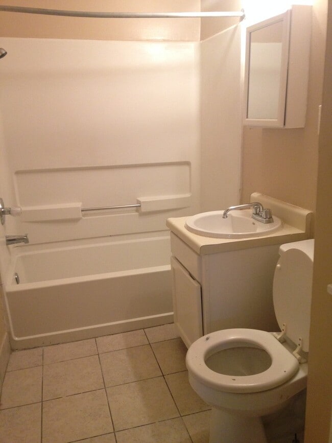Building Photo - 3 Bedroom  Bath House with 1 Car Garage