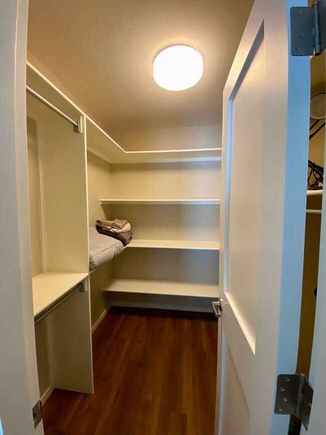 Building Photo - 4200 Camelot Hts