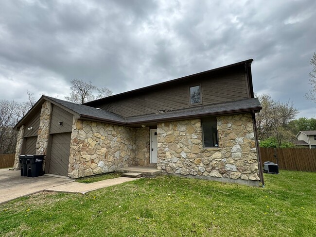 Building Photo - 201- 203 Briarcrest Ct