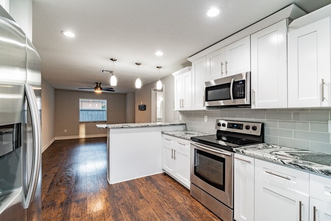 Building Photo - 3208 W Napoleon Ave