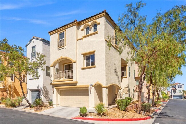 Building Photo - Spacious 3 bth Upstairs Plus Loft Bedroom, New Floors, New paint, No Carpet
