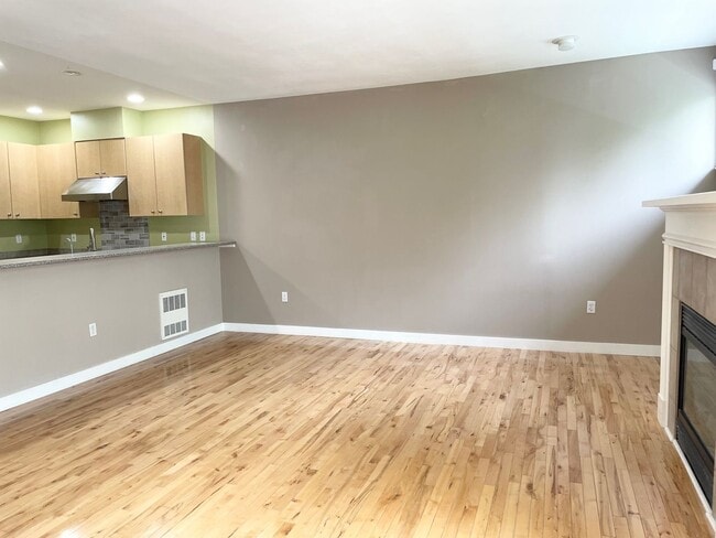 Building Photo - Spacious 2 Bed 2.5 Bath Townhome Style Con...