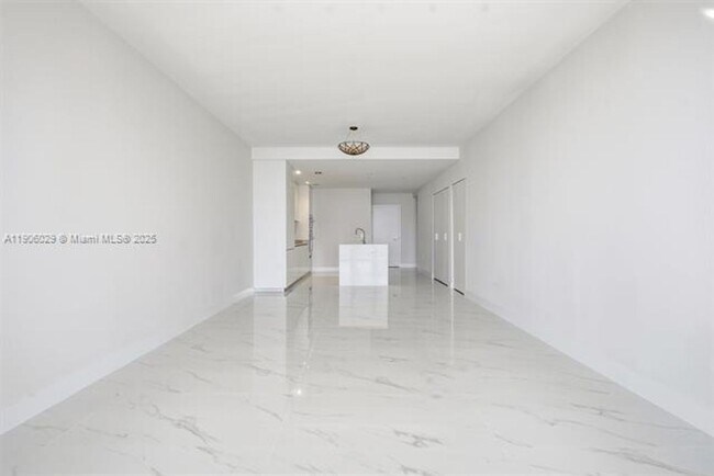 Building Photo - 700 NE 24th St