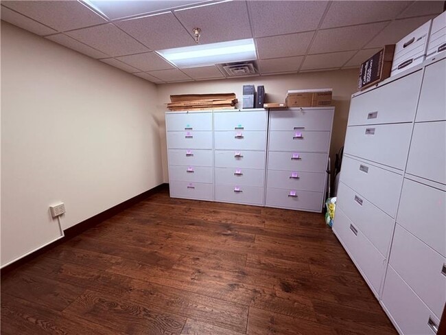 Building Photo - 750 Washington Rd