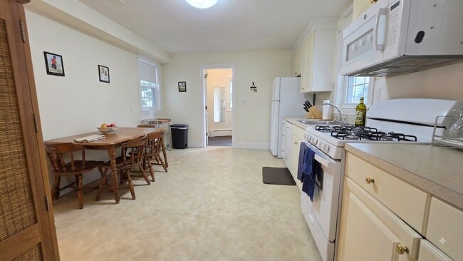 Building Photo - 6 Woodcliff Rd