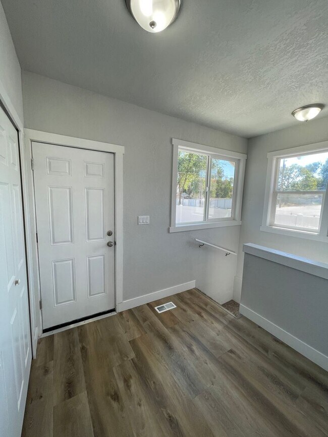 Building Photo - Spacious 4 Bed, 2 Bath Home with 2-Car Garage in Magna