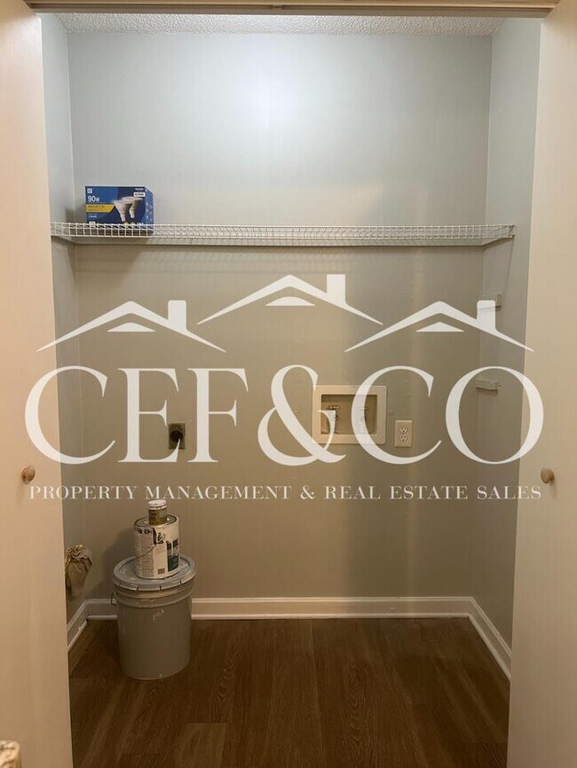 Building Photo - Beautifully updated 2 bedroom duplex!