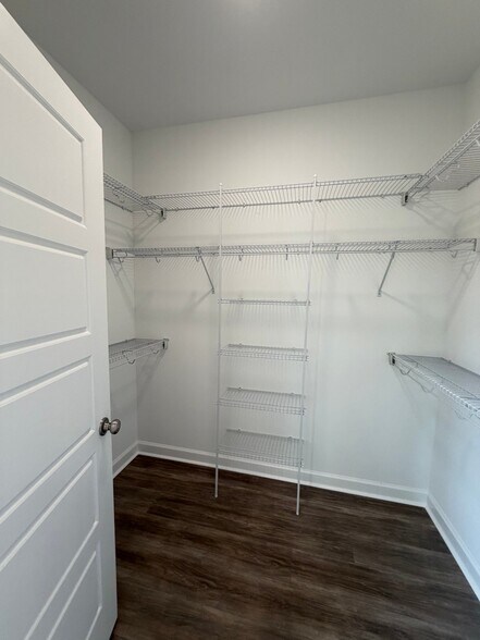 Building Photo - 407 Creeks Edge Dr