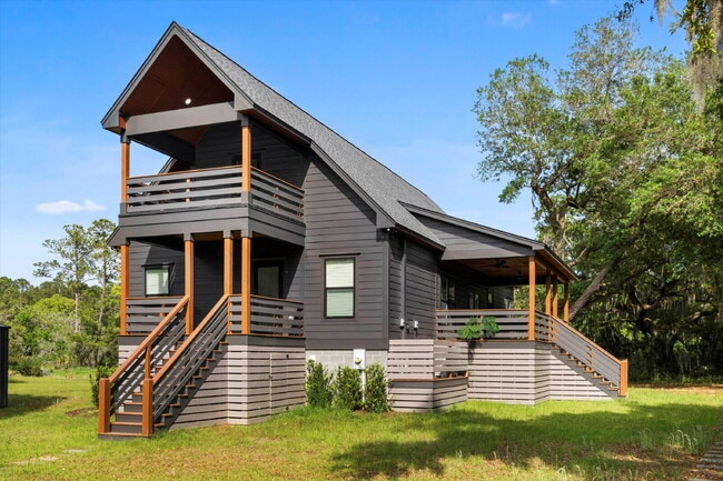 Building Photo - "Spacious 4-Bed Oasis with Guest Suite on Johns Island - Your Dream Home Awaits!"