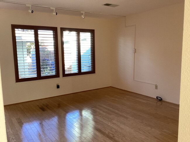 Building Photo - Seacliff Beach!