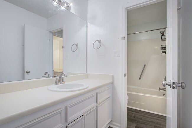 Building Photo - 121 Holland Park Cir