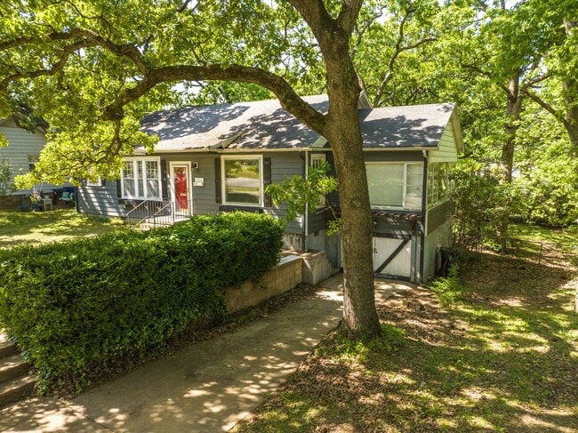 Building Photo - Freshly Updated 3 Bedroom Home